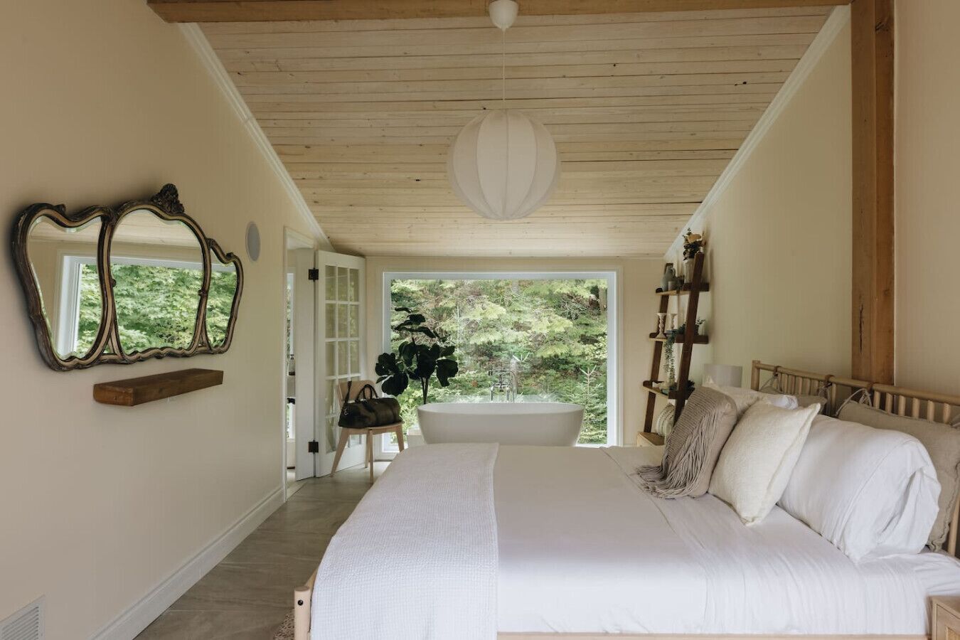 Escritorio, tabla de planchar con plancha, cuna de viaje y wifi