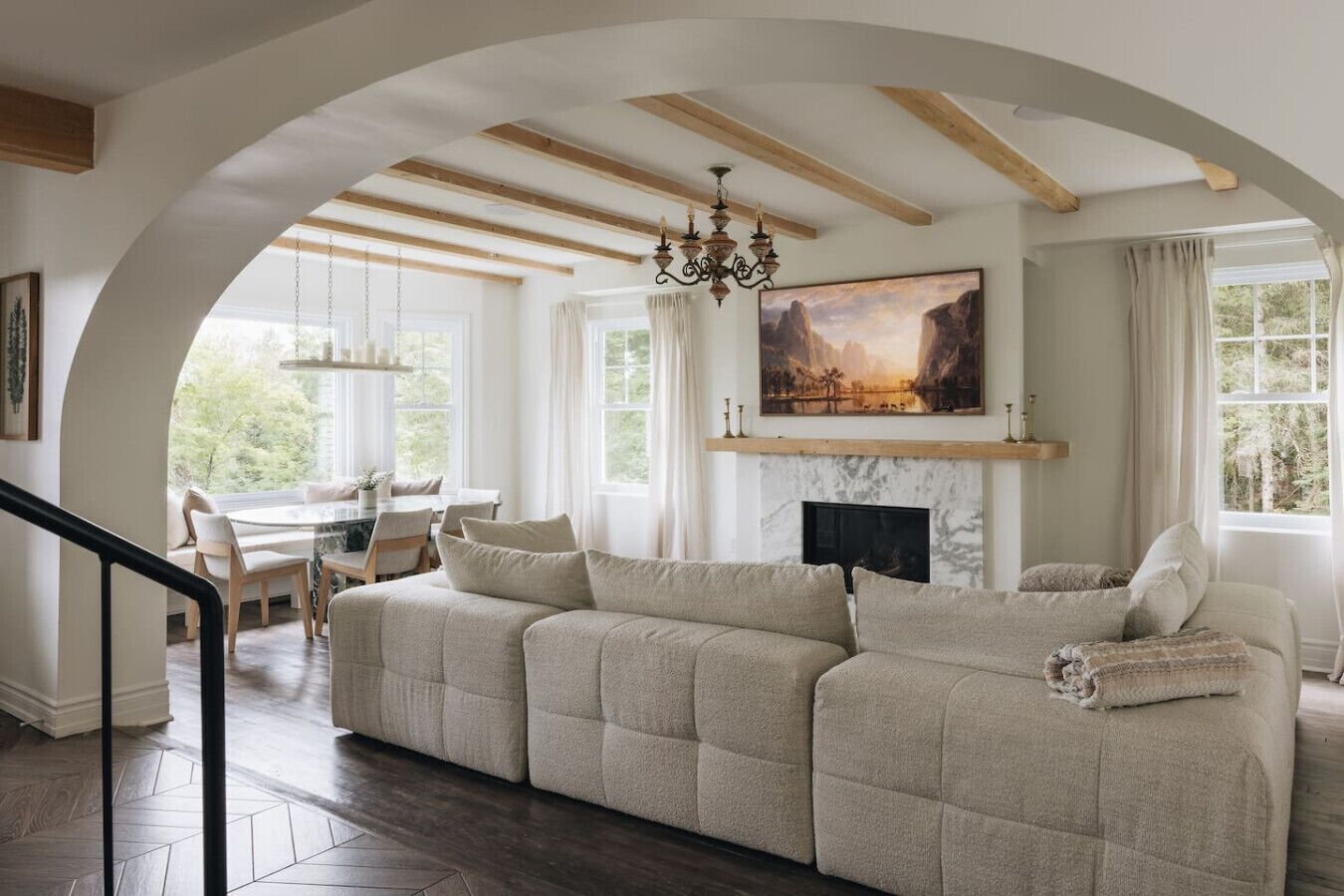 Télévision, cheminée, chaîne hi-fi