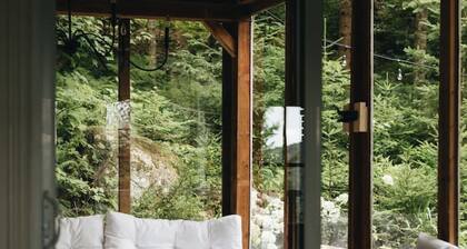 Northern Maple Lodge: Luxurious Nordic Experience