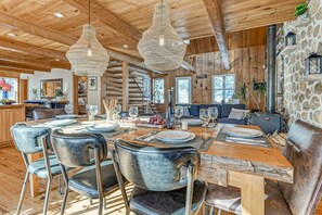 Dining - River Rock: Escape in nature (Matawinie Regional County Municipality)