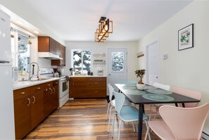 Réfrigérateur, four à micro-ondes, un four, surface de cuisson