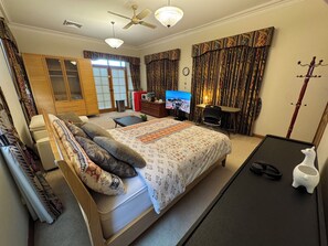 1 bedroom, WiFi, bed sheets - Spacious-Cozy Oversized Room in Leafy Strathfield (Strathfield)