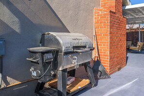 Terrace/patio - Modern 4BR Home -Game Room (Rancho Cordova)