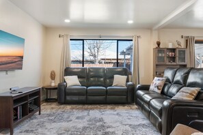 Living area - Modern 4BR Home -Game Room (Rancho Cordova)