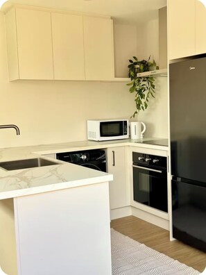 冷蔵庫、電子レンジ、オーブン、コンロ