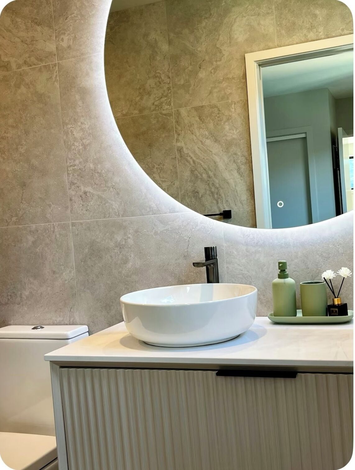 Een haardroger, handdoeken, zeep, toiletpapier