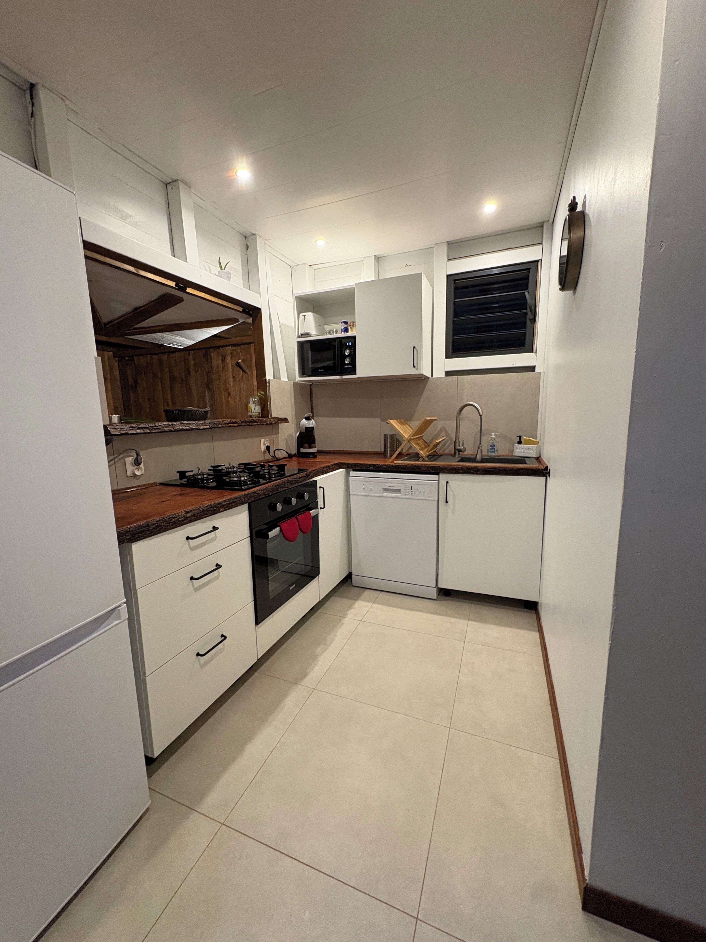 Een microgolfoven, een oven, een kookplaat, een vaatwasser