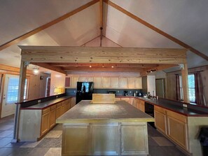 Frigorífico, microondas, placa de cocina y lavavajillas