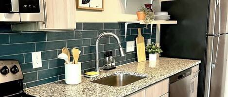 Réfrigérateur, micro-ondes, four, lave-vaisselle