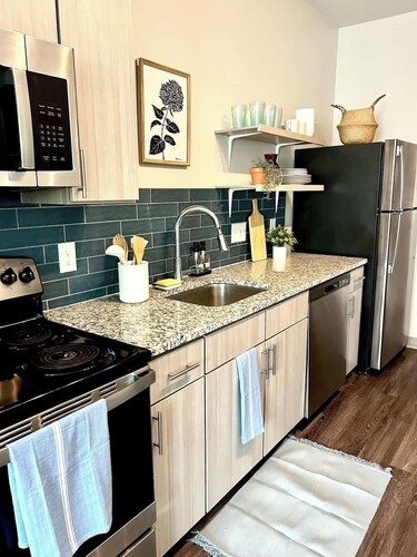 Luxury Midtown Apt: Pool, Gym & 4 Bedrooms!