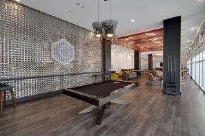 Game room - Luxury Midtown Apt: Pool, Gym & 4 Bedrooms! (Atlanta)