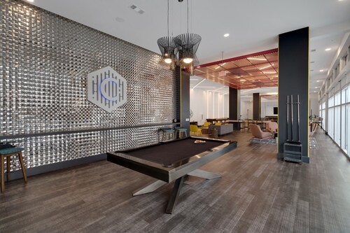 Luxury Midtown Apt: Pool, Gym & 4 Bedrooms!