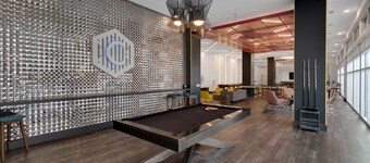 Luxury Midtown Apt: Pool, Gym & 4 Bedrooms!