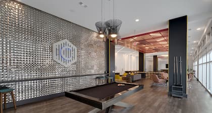 Luxury Midtown Apt: Pool, Gym & 4 Bedrooms!