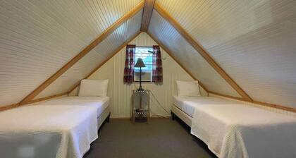 Charming Woodland Cabin with Kitchen, Roku TV & Outdoor Firepit