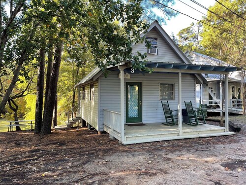 Charming Woodland Cabin with Kitchen, Roku TV & Outdoor Firepit