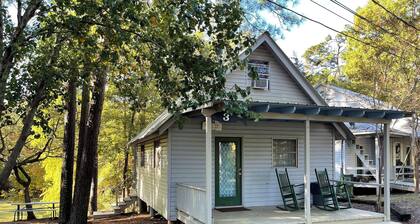 Charming Woodland Cabin with Kitchen, Roku TV & Outdoor Firepit