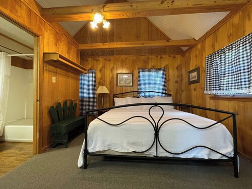Peaceful 1-Bedroom Cabin with Full Kitchen, Pond Views & Outdoor Firepit