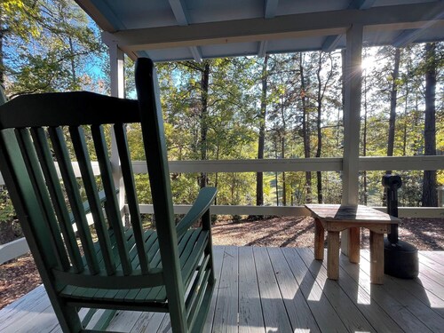 Peaceful 1-Bedroom Cabin with Full Kitchen, Pond Views & Outdoor Firepit
