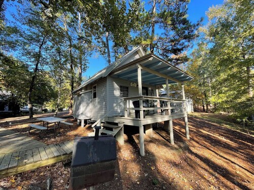 Peaceful 1-Bedroom Cabin with Full Kitchen, Pond Views & Outdoor Firepit