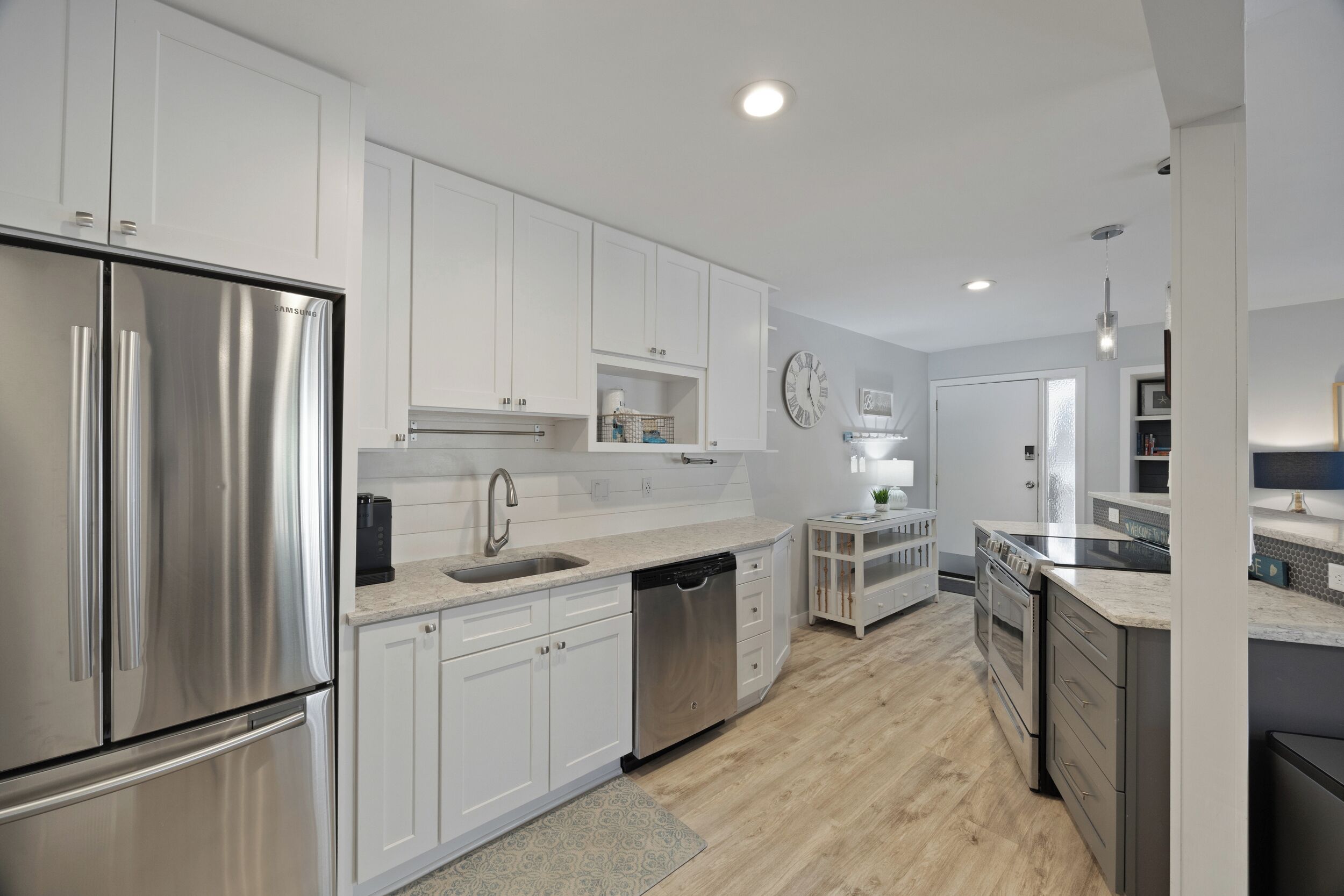 Réfrigérateur, four à micro-ondes, un four, surface de cuisson