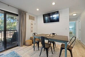 Dining - Fully renovated 2BR/2BA within walking distance to the beach and so much to do! (Hilton Head Island)