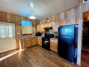 Private kitchen - Relaxing 2-Bedroom Cabin with Full Kitchen, Lake Views & Outdoor Gathering Space (Zwolle)