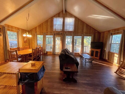 Charming 2-Bedroom Cabin with Full Kitchen, Vaulted Ceiling & Lake Views