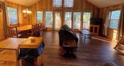 Charming 2-Bedroom Cabin with Full Kitchen, Vaulted Ceiling & Lake Views