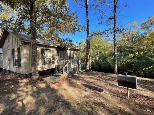 Comfortable 1-Bedroom Cabin with Full Kitchen, Vaulted Ceiling & Outdoor Space