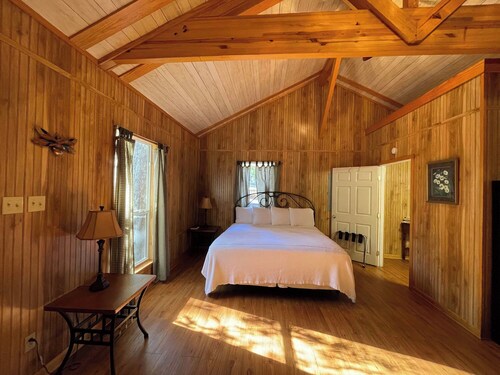 Comfortable 1-Bedroom Cabin with Full Kitchen, Vaulted Ceiling & Outdoor Space