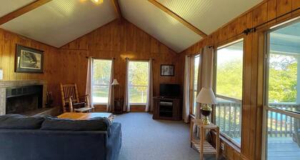 Cozy Cabin for 2 with Full Kitchen, Vaulted Ceilings & Outdoor Firepit