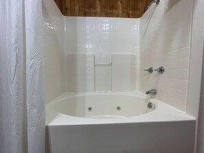 Bathroom - Spacious Cabin for 6 with Full Kitchen, Vaulted Ceilings & Outdoor Gathering Space (Zwolle)