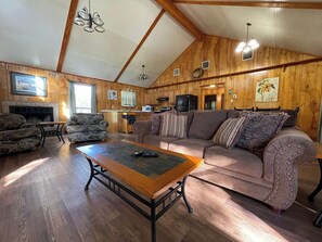 Living area - Spacious Cabin for 6 with Full Kitchen, Vaulted Ceilings & Outdoor Gathering Space (Zwolle)