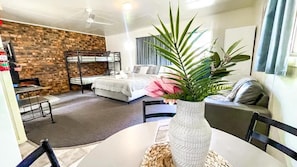 Standard Double Room | Free WiFi - Country Style Holiday Park (Glen Aplin)