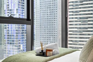 2 bedrooms, desk, iron/ironing board, WiFi - Hidden Gem @CBD Stunning Views/Pool, Gym & Parking (Melbourne)