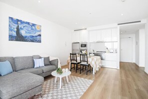 Living area - luxury SKY @CBD Stunning Views/Pool, Gym & Parking (Melbourne)