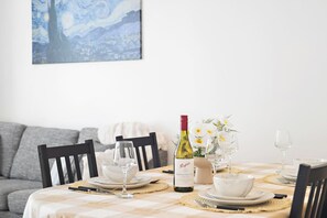 Dining - luxury SKY @CBD Stunning Views/Pool, Gym & Parking (Melbourne)