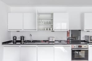 Jääkaappi, mikroaaltouuni, uuni, keittoastiat/astiat/ruokailuvälineet