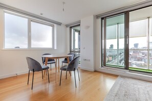 Dining - Blueground | Shadwell, balcony, nr Tower Bridge (London)