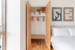 Iron/ironing board, WiFi, bed sheets - Blueground | Shadwell, balcony, nr Tower Bridge (London)