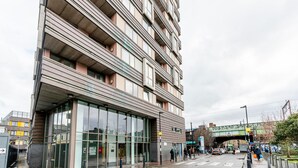Een meerlaags gebouw met grote ramen en een modern architectonisch ontwerp.