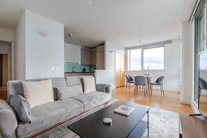 TV, stereo - Blueground | Shadwell, balcony, nr Tower Bridge (London)