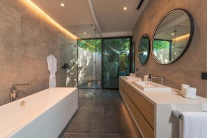 Douche, sèche-cheveux, serviettes fournies, shampoing