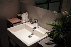 Kamar Double Romantis | Kamar mandi | Sandal