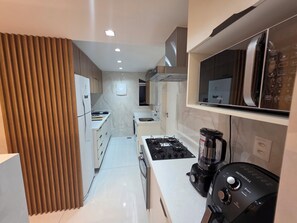 Fridge, microwave, oven, stovetop - Copacabana 4 bedrooms (2 suites) with side sea and mountain views (Rio de Janeiro)