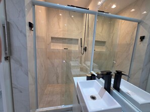 Douche, sèche-cheveux, bidet, serviettes fournies