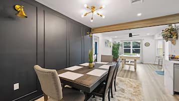 Comfort huis, 4 slaapkamers, patio | Dineren