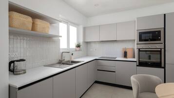 Apartamento, vistas a la ciudad | Cocina privada | Hervidor eléctrico y tostadora