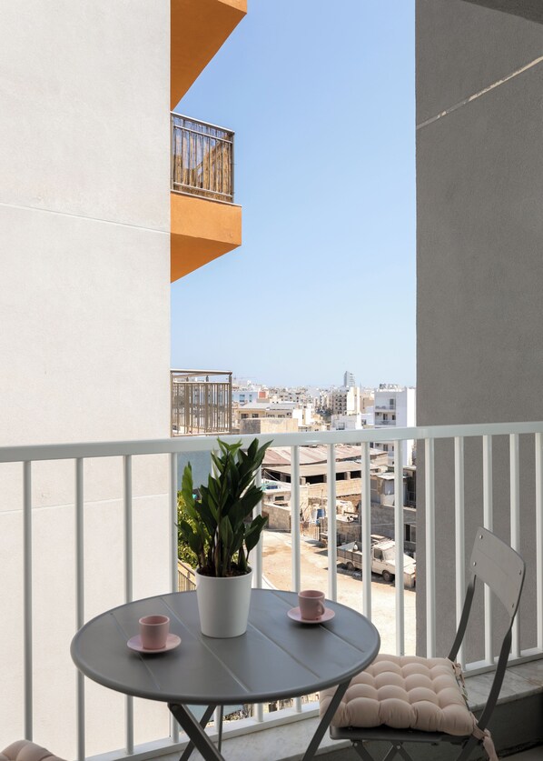 Apartment, City View | Outdoor dining - Modern & Central 2 BR Ensuite Retreat (Msida)